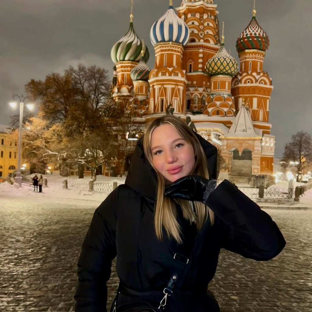 на фоне Кремля